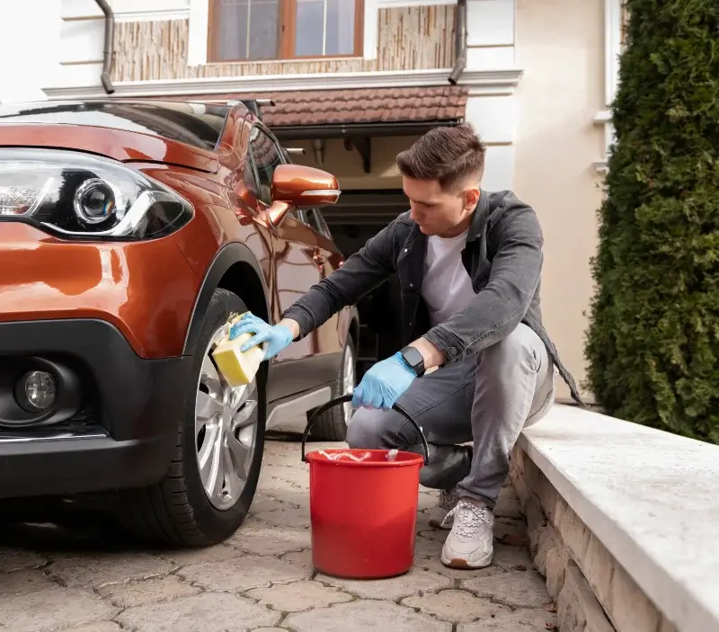 Lavage auto à domicile Labaroche : professionnel intervenant sur un véhicule